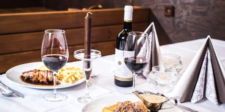Vychutnejte si večeři za svitu svíček: 3chodové menu a lahev vína pro pár