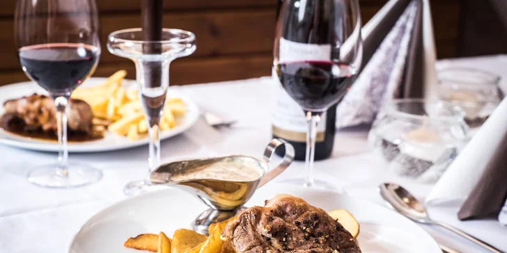 Vychutnejte si večeři za svitu svíček: 3chodové menu a lahev vína pro pár