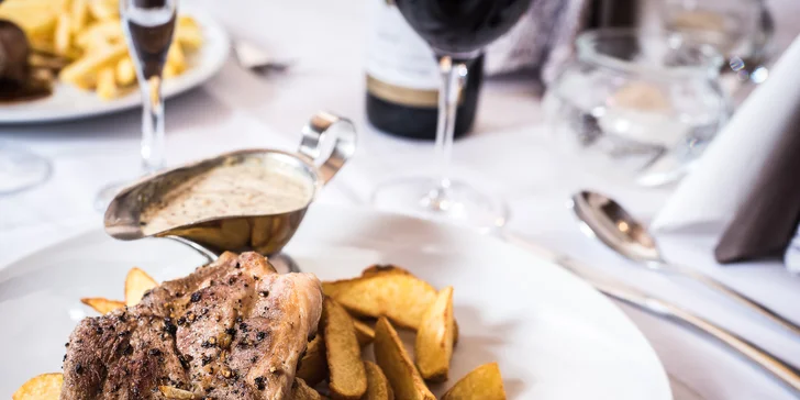 Vychutnejte si večeři za svitu svíček: 3chodové menu a lahev vína pro pár