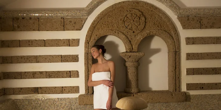 V saunovém světě vás čeká finská sauna a infrasauna, aroma kabina, parní lázeň, tepidárium a třeba i solná jeskyně (za příplatek).