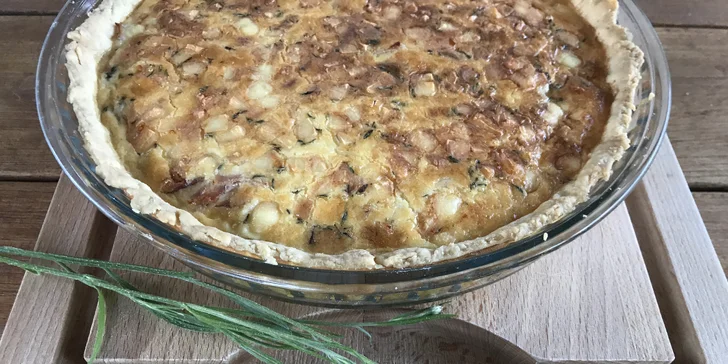 Tradiční francouzská pochoutka: Slaný koláč quiche s sebou na piknik i na snídani