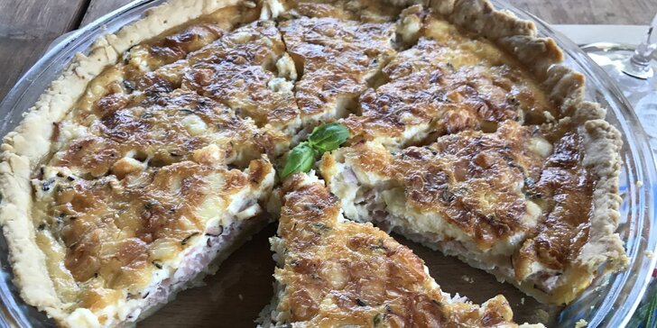 Tradiční francouzská pochoutka: Slaný koláč quiche s sebou na piknik i na snídani