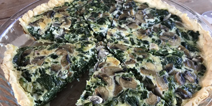 Tradiční francouzská pochoutka: Slaný koláč quiche s sebou na piknik i na snídani
