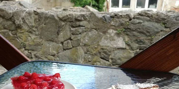Posezení na břehu Berounky: Dort, káva a limonáda v kavárně s dětskou hernou