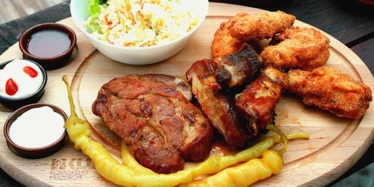 Dejte si do nosu: masové prkno se 3 druhy pečínky, přílohami, dipy i zeleninou