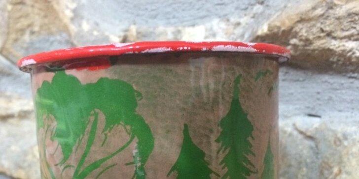 Fantazie má zelenou: Namalujte si vlastní smaltovaný kafáček s podšálkem