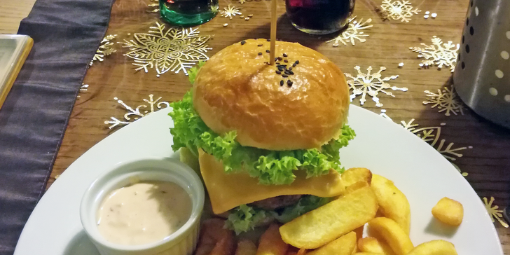 Skvělý burger v rokycanské Pivnici Lidový dům: Pochutnejte si sami či ve dvou