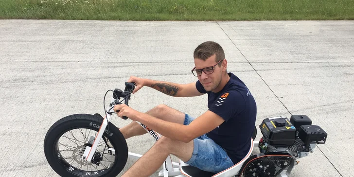 Rozjeďte to: 10 min. driftu po letištním okruhu na prototypu motorové tříkolky