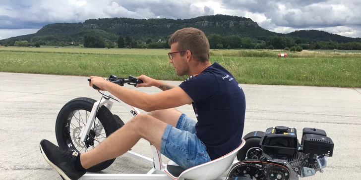 Rozjeďte to: 10 min. driftu po letištním okruhu na prototypu motorové tříkolky