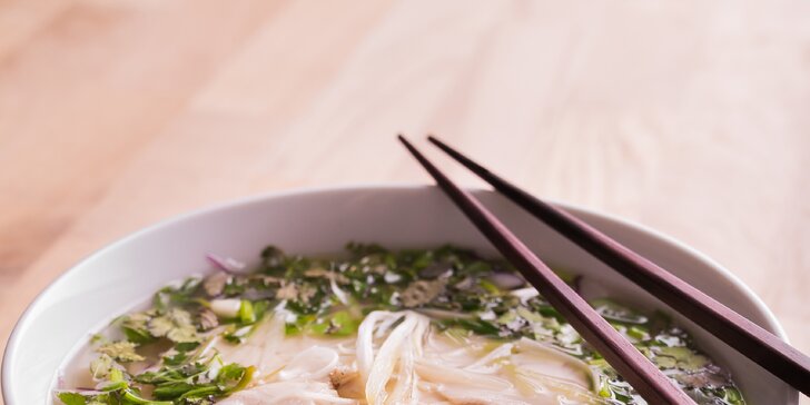 Okuste vietnamskou kuchyni: Tradiční polévka Phở a tři jarní závitky