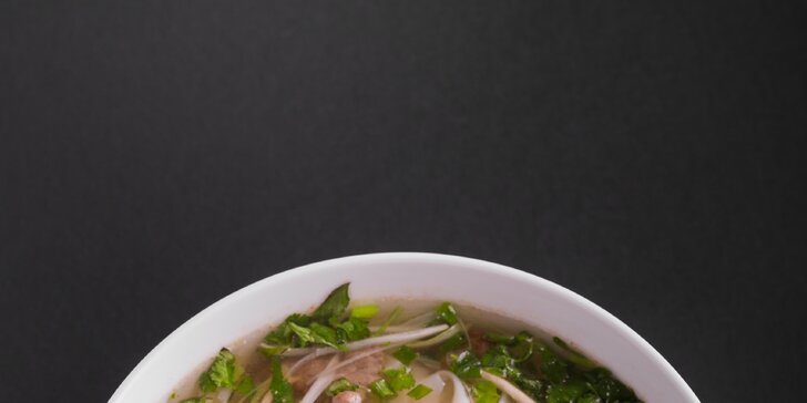 Okuste vietnamskou kuchyni: Tradiční polévka Phở a tři jarní závitky