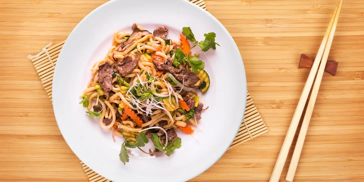 Jak chutná Vietnam: nudle udon s hovězím či krevetami a jarní závitky s nudlemi