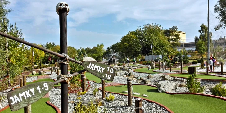 Podzimní zábava s osmnácti jamkami: minigolfové hřiště v Modřanech pro malé i velké