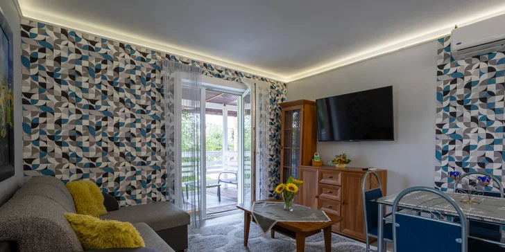 Apartmán navíc nabízí terasu a kuchyňský kout propojený s útulnou čítárnou.
