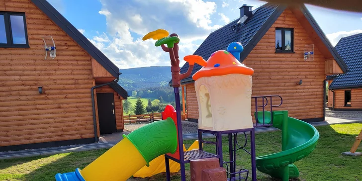 Malí hosté budou zase spokojení díky parádnímu hřišti, kde nechybí trampolína a skluzavky.