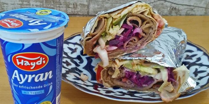 Jídlo, které si můžete dát i v noci: kebab v tortille a nápoj Ayran s sebou