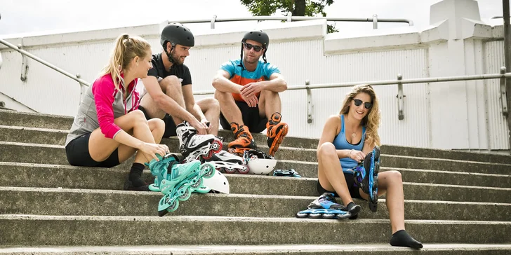 Svět na kolečkách: zapůjčení in-line bruslí, koloběžek, longboardů i pennyboardů