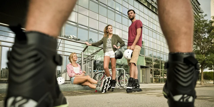 Svět na kolečkách: zapůjčení in-line bruslí, koloběžek, longboardů i pennyboardů