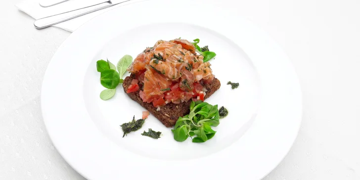 Středomořské menu o dvou chodech: bruschetta s lososem a pražma královská