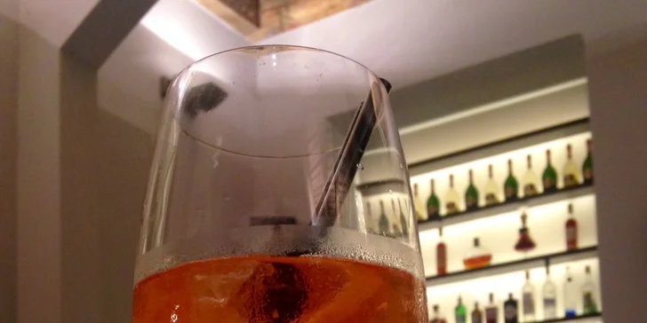 Aperol, gin s tonikem nebo vodka s džusem v luxusní restauraci na Ovocném trhu
