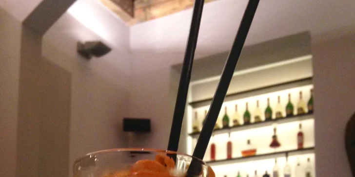 Aperol, gin s tonikem nebo vodka s džusem v luxusní restauraci na Ovocném trhu