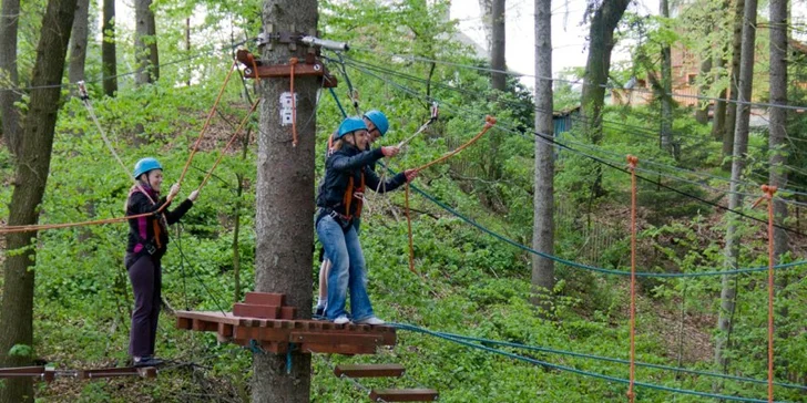 2 hodiny v outdoorovém lanovém parku: pouze nízké nebo i vysoké překážky