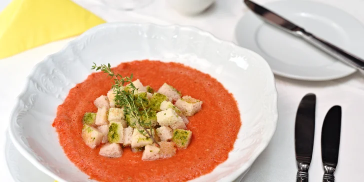 Kulinářský zážitek na Malé Straně: 4chodové menu s gazpachem a lososem pro 2