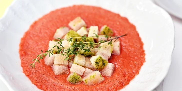 Kulinářský zážitek na Malé Straně: 4chodové menu s gazpachem a lososem pro 2