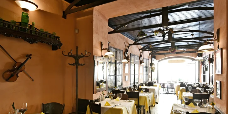 Kulinářský zážitek na Malé Straně: 4chodové menu s gazpachem a lososem pro 2