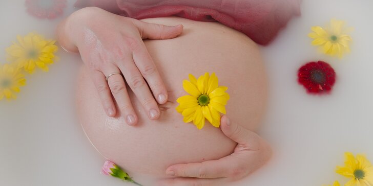 Těhotenská romantika: Focení v mléčné koupeli nebo i v ateliéru