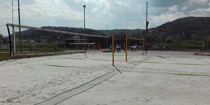 Všude dobře, na písku nejlépe: Hodinový pronájem hřiště na volejbal v Modřanech