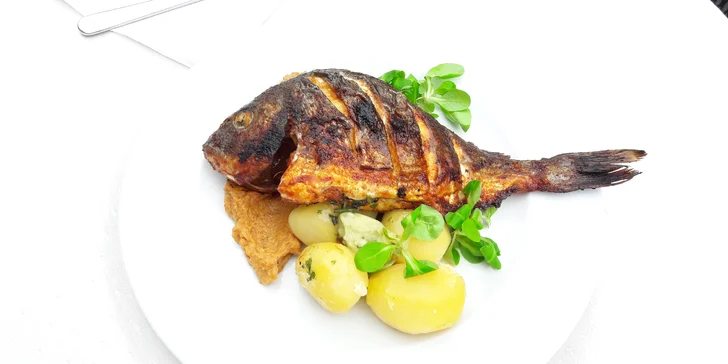 Středomořské menu o dvou chodech: bruschetta s lososem a pražma královská