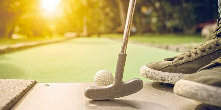 90 minut venkovní zábavy: Minigolf v areálu Kšírovka pro dva hráče