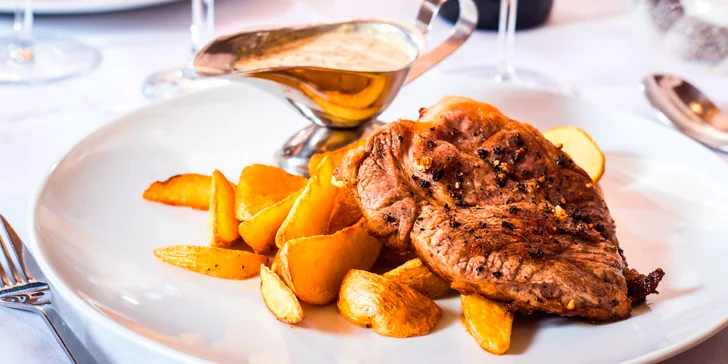 Vychutnejte si večeři za svitu svíček: 3chodové menu a lahev vína pro pár
