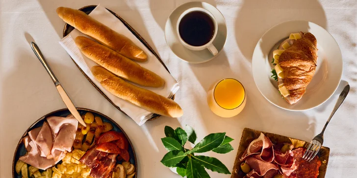  Vychutnejte si rozmanitý výběr čerstvě připravených mořských specialit, masových pokrmů, vegetariánských jídel a poctivých dezertů. 