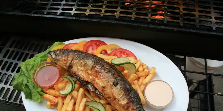 Bašta jak pro chlopa: Havířská makrela z grilu, 400 g hranolek a omáčka i zelenina
