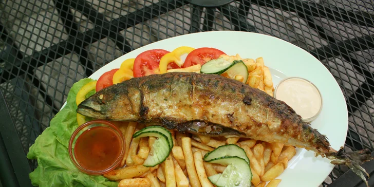Bašta jak pro chlopa: Havířská makrela z grilu, 400 g hranolek a omáčka i zelenina
