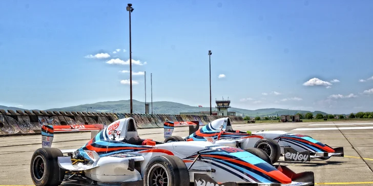 Vystřelíte jako šíp: Exkluzivní jízda v závodní formuli Renault 2.0