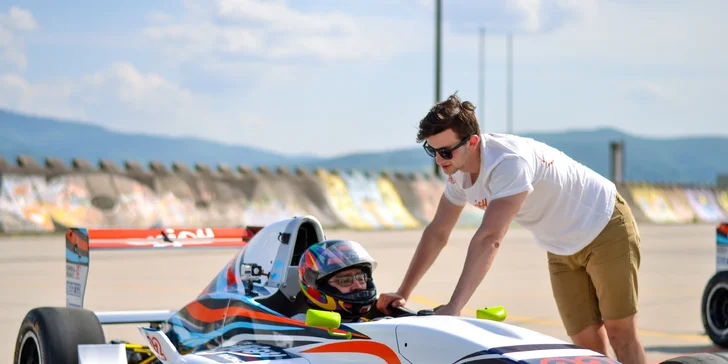 Vystřelíte jako šíp: Exkluzivní jízda v závodní formuli Renault 2.0