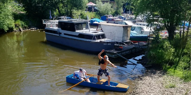 Táborák na poloostrově u Vltavy: opékání špekáčků pro jednoho, pár i rodinu