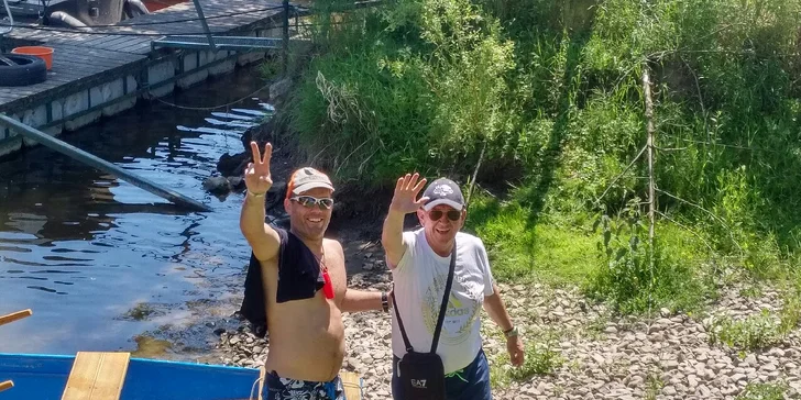 Táborák na poloostrově u Vltavy: opékání špekáčků pro jednoho, pár i rodinu