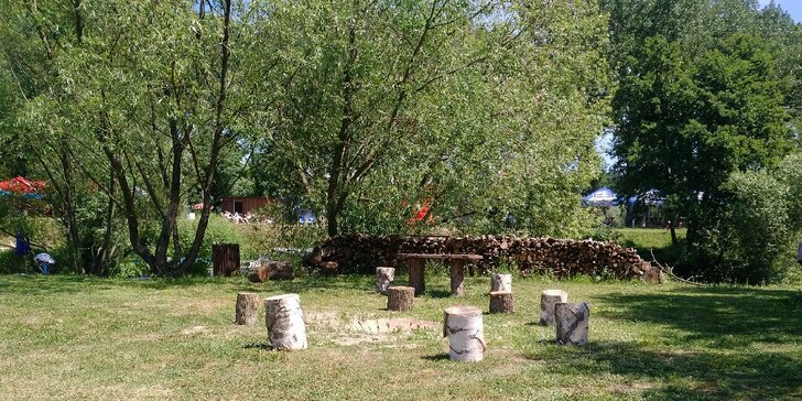 Táborák na poloostrově u Vltavy: opékání špekáčků pro jednoho, pár i rodinu