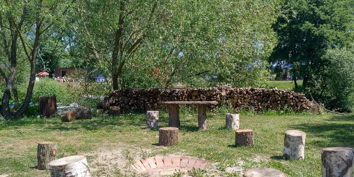 Táborák na poloostrově u Vltavy: opékání špekáčků pro pár i rodinu
