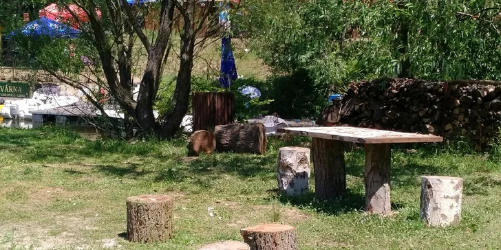 Táborák na poloostrově u Vltavy: opékání špekáčků pro jednoho, pár i rodinu