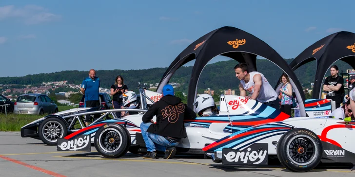 4–8 kol ve formuli F4 na letištním okruhu: jízda s palivem i půjčením závodní výstroje