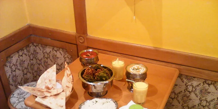Indicko-nepálské menu s předkrmem, kuřecí specialitou a nápojem lassi