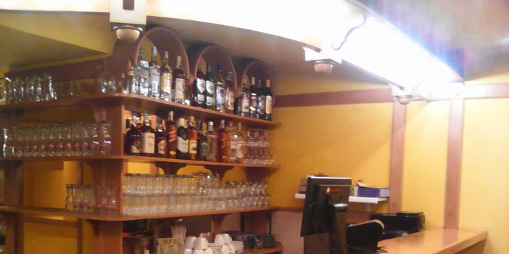 Indicko-nepálské menu s předkrmem, kuřecí specialitou a nápojem lassi