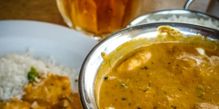 Indicko-nepálské menu s předkrmem, kuřecí specialitou a nápojem lassi