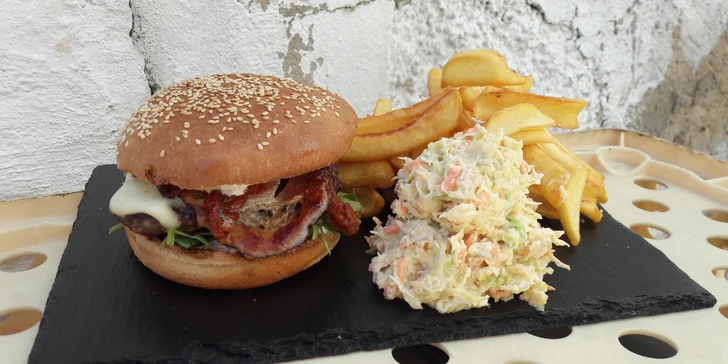 Hovězí burger Talián se sušenými rajčaty, mozzarellou a bazalkovým dipem