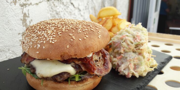 Dva burgery z lokálních zdrojů: maso od řezníka či vege a hranolky nebo salát